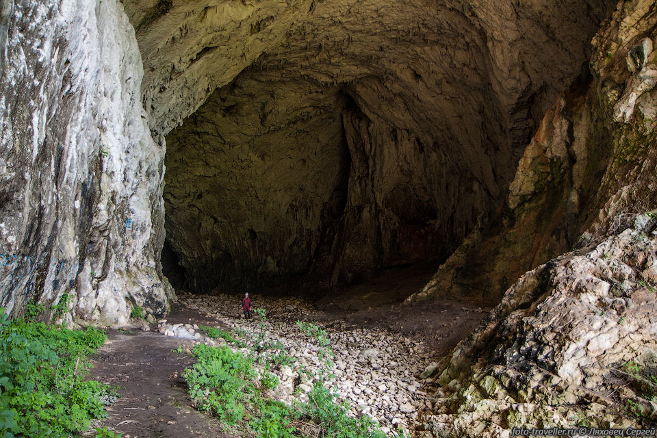 Вход в пещеру Дубочка имеет размеры 20х25м