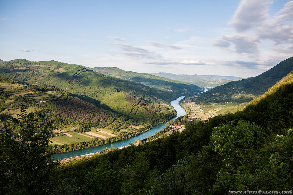 Река Дри́на (Drina) создает границу Боснии и Герцеговины и Сербии
