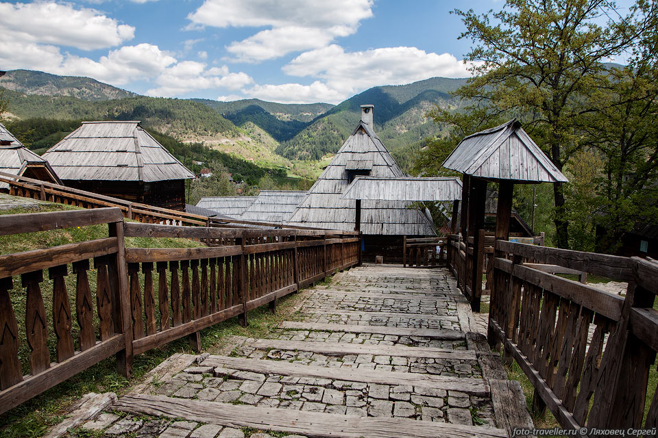 Образцом для своей деревни Кустурица взял типичное сербское село, 
которых в реальности уже практически не осталось.