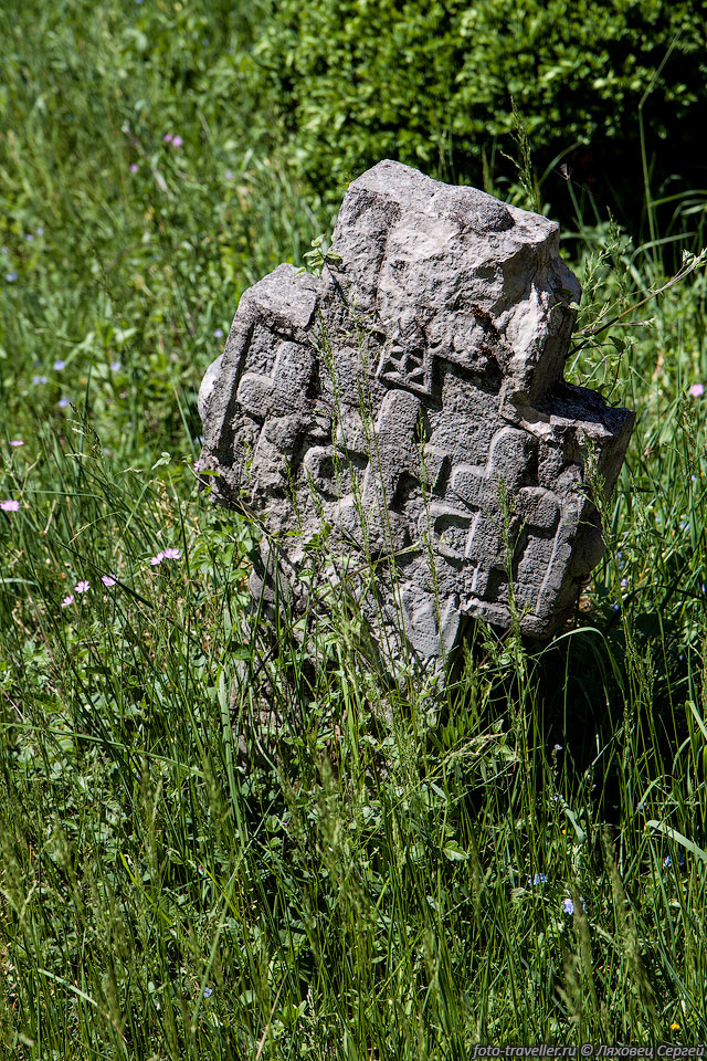 Каменный крест на старом кладбище у реки Дрина