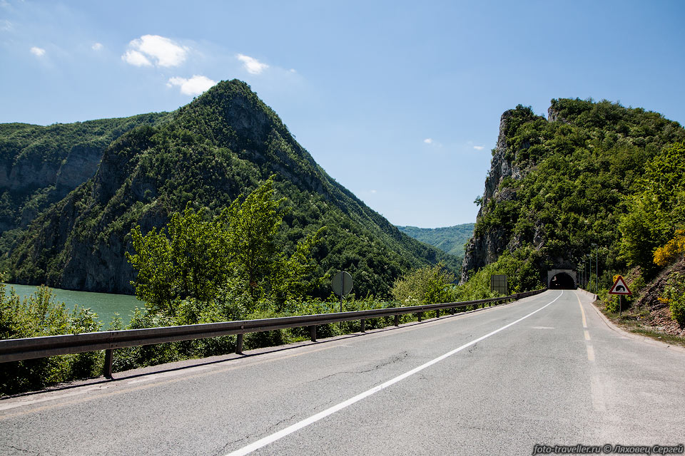 Босния и Герцеговина запомнилась красивыми дорогами вдоль каньонов 
речек