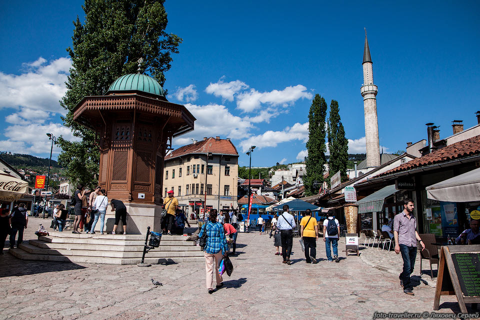 Город Сараево (Sarajevo) 
- столица Боснии и Герцеговины.
Население около 370 тыс. человек.
"Сарай" на турецком значит "дворец".
Город основан турками (Османская империя) примерно в 1462 году в завоёванной ими 
Боснии.