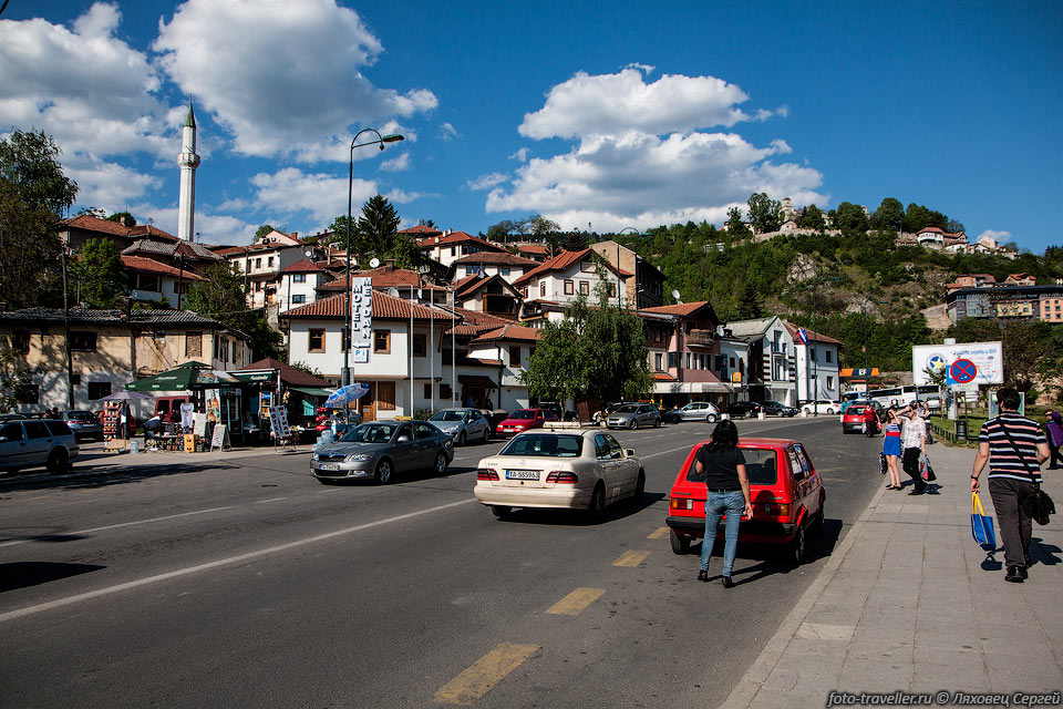 Площадь Боснии и Герцеговины - 51 тыс. км².
Население около 4,5 млн. человек. Сербы исповедуют православие (31%), хорваты католицизм 
(15%). Сербы и хорваты, исповедующие ислам, называют себя бошняками либо мусульманами 
(40%).