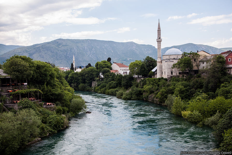 Речка Неретва. Мост через нее был построен турками в 1566 году.
Входит в список всемирного наследия ЮНЕСКО. 
Разрушен в ходе Боснийской войны 1992-1995 и восстановлен в 2004 году.