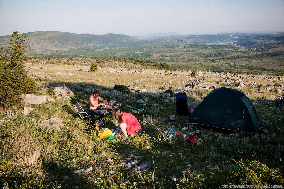 Один из наших лагерей в Боснии и Герцеговине.
Проезжавший мимо местный житель сказал, чтобы мы далеко в поле не ходили, там еще 
остались мины со времен Боснийской войны.