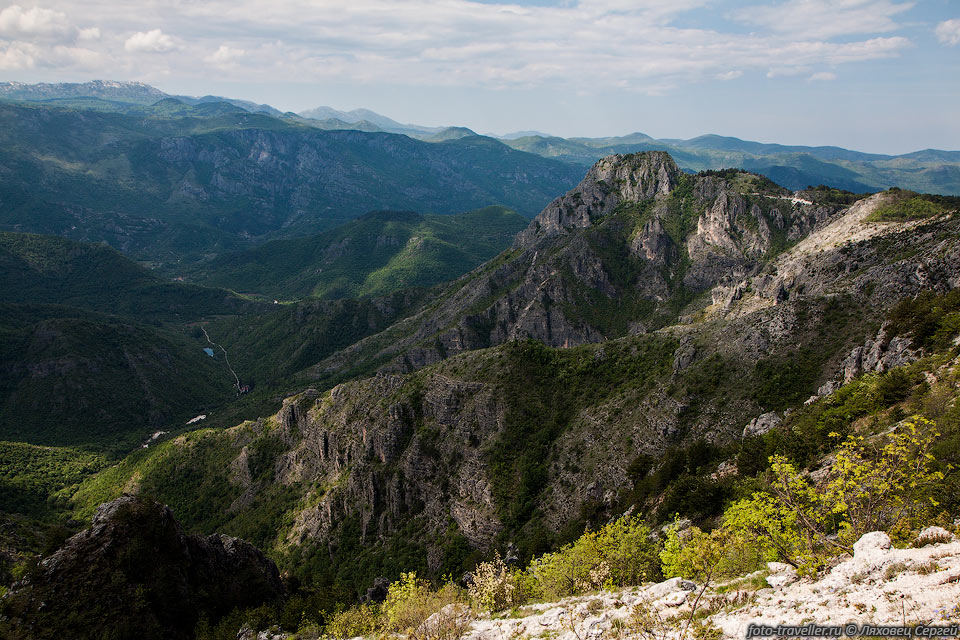 Пересекли границу с Черногорией.
В Черногории мы уже когда-то были, и проезжаем почти транзитом.