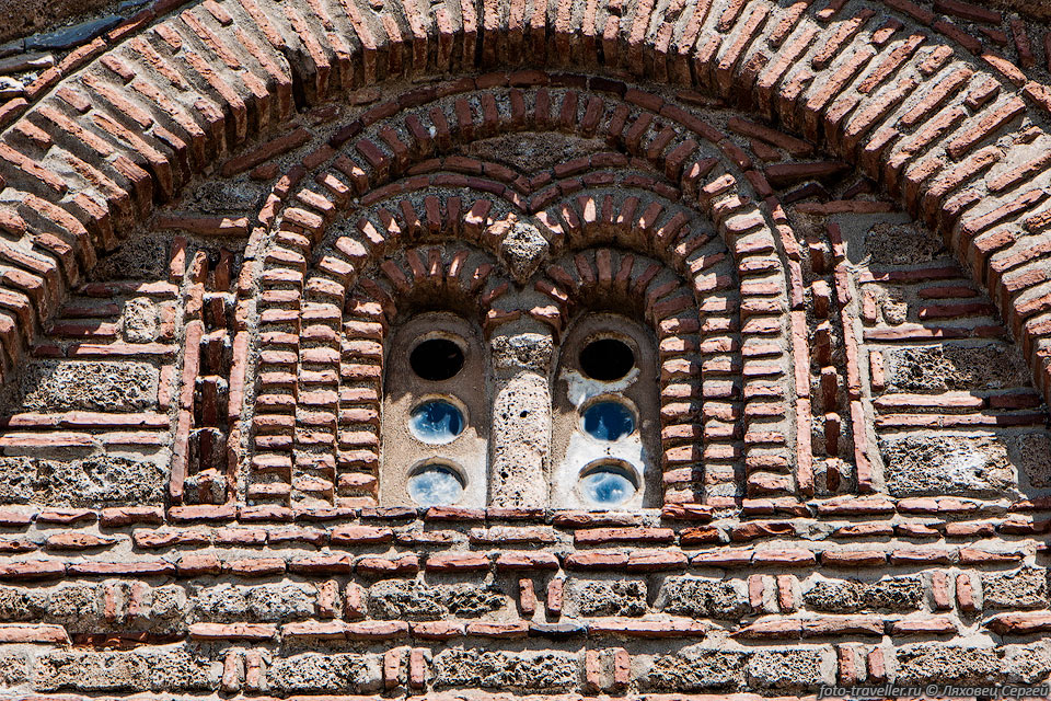 В архитектуре церкви Св. Иоанна Канео сочетаются традиции двух 
стилей - византийского и армянского