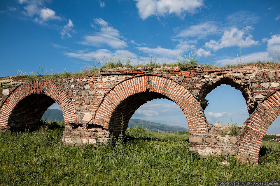 Акведук представляет собой большое сооружение, построенное из 
кирпича и камня. 
Этот археологический памятник является единственным акведуком в Македонии.