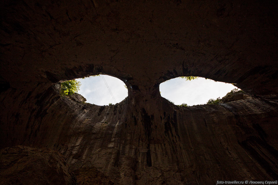 В Пещере Проходна, расположенные рядом "окна" напоминают глаза.

Их называют "Божьими глазами" или "Чертовыми". 