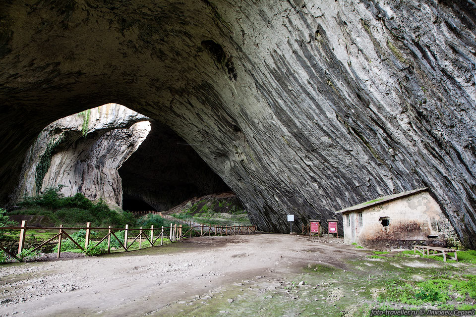Общая длина пещеры Деветашка составляет 2442 м, общая площадь 
составляет 20400 м2, а высота - 60 метров.
