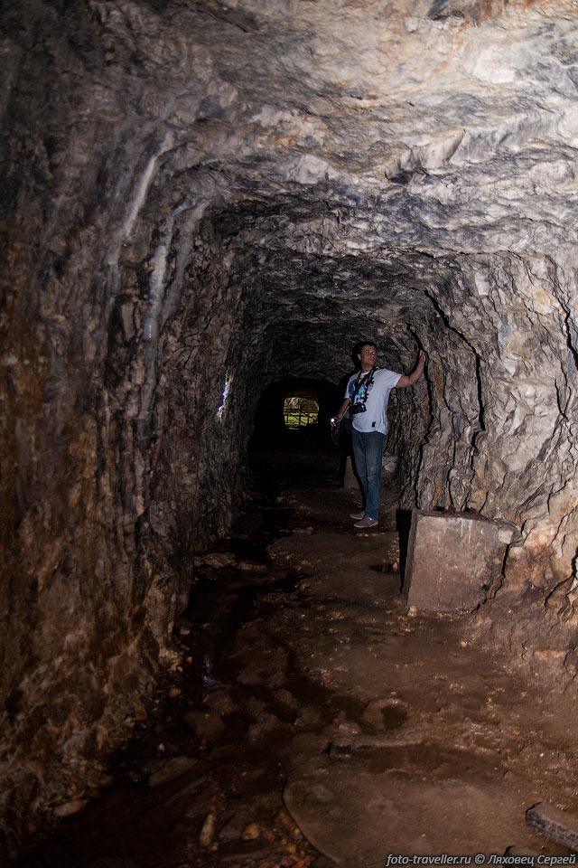 До начала 90-х пещера Деветашка использовалась для хранения горючего, 
это был засекреченный военный объект.
В пещере было установлено 12 огромных резервуаров с топливом, следы фундаментов 
которых можно увидеть до сих пор.
Часть резервуаров была помещена в созданных в скале полостях. Запах топлива чувствуется 
до сих пор.
Пещера-памятник природы имеет статус охраняемых объектов (с 7 июня 1996 года), имеющих 
международное значение.