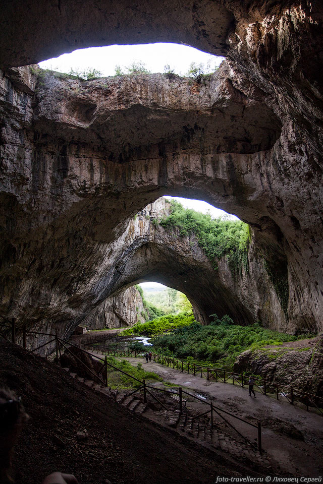 Пещера прилично испорчена различными сооружениями