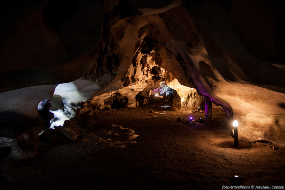 Пещера Орлова Чука (Orlova Chuka Cave, №0103 БФСп).
Пещера Орлова Чука находится возле болгарского города Русе.
Название переводится как "орлиная вершина".