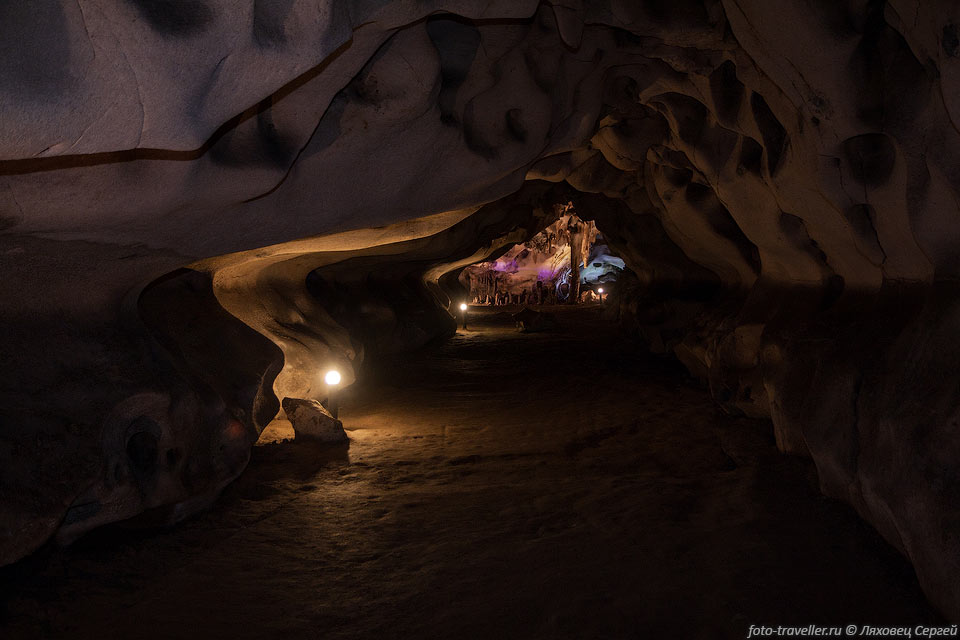 Эта экскурсионная пещера оборудована разноцветной подсветкой
