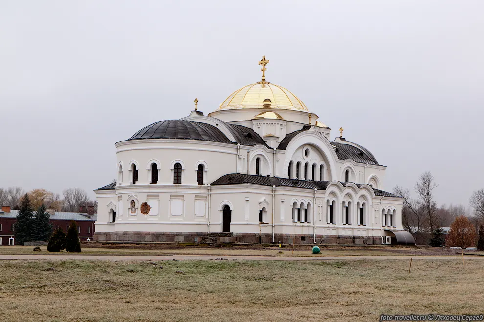 В 1876 году на территории крепости был построен
Свято-Николаевский православный храм