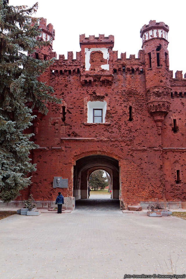 Холмские ворота в Брестскую крепость.
Стены в дырках от пуль.
Из восьми ворот крепости сохранились только пять.