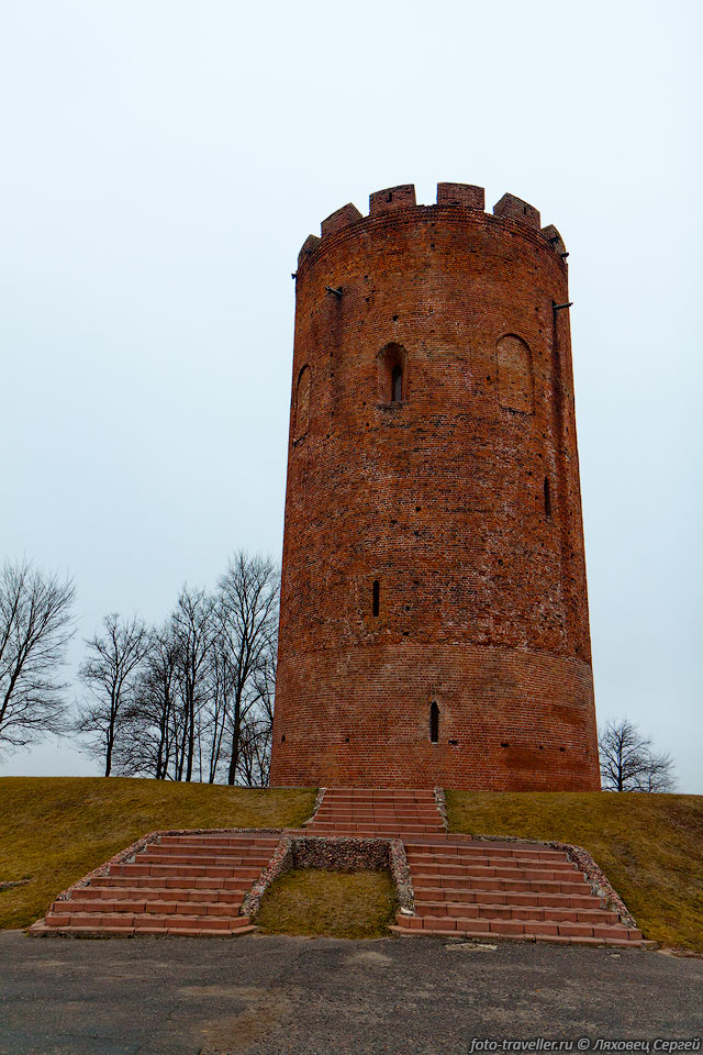 Каменная башня в поселке Каменец
является памятником оборонного зодчества второй половины 13 века.
