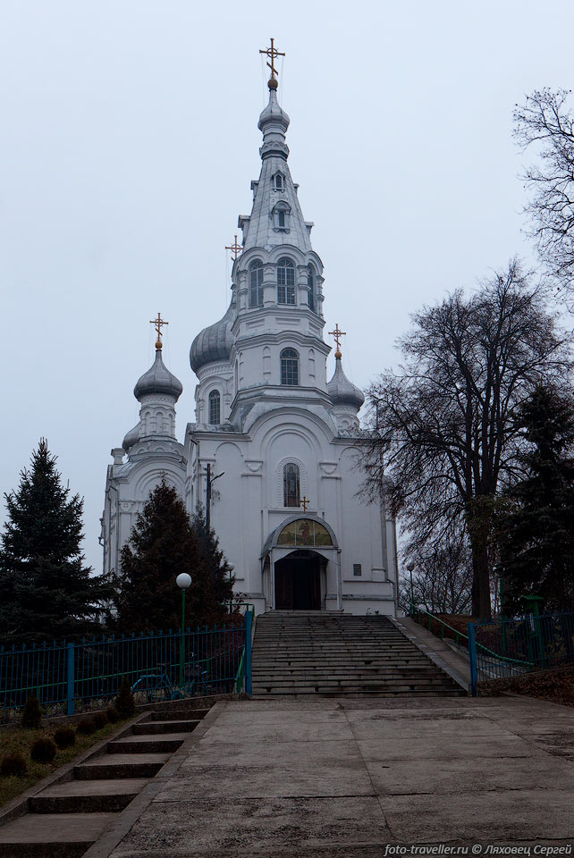 Каменная Симеоновская церковь была построена в 1912-1914 году

на высоком холме в Каменце в формах псевдорусской архитектуры.