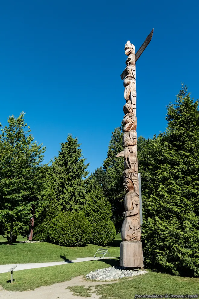 Тотемные столбы (Totem poles) остались от культуры индейцев. Они
установлены в парке Стэнли. 
Они представляют собой стволы кедров, врытые в землю и покрытые красивой резьбой.
 