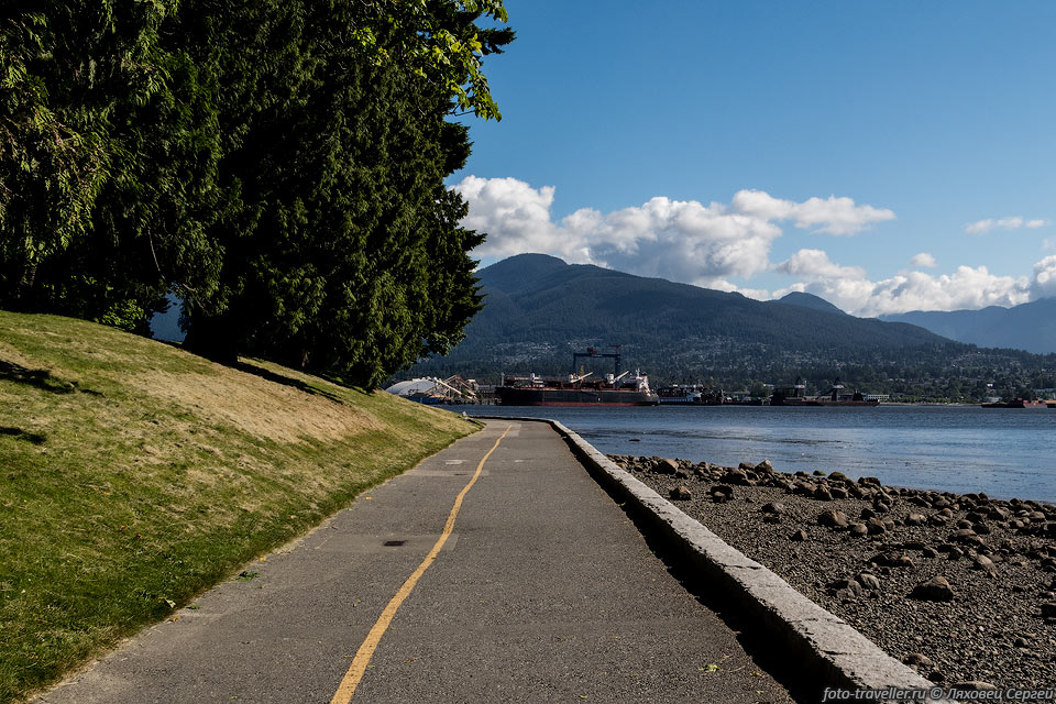 Парк Стэнли (Stanley Park) прилегает к центру Ванкувера и находится на полуострове. 
Обхожу этот полуостров по кругу.
В 1888 году парк Стэнли был открыт Дэвидом Оппенгеймером, который назвал его в честь 
лорда Фредерика Артура Стэнли, 6-го генерал-губернатора Канады.
В парке огромное количество тропинок и велодорожек.