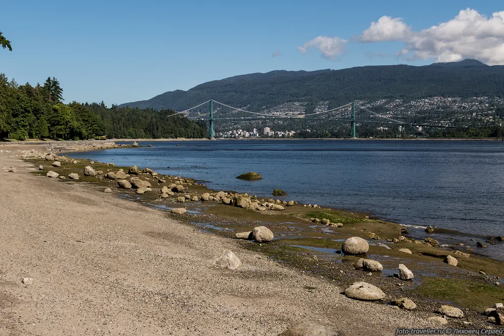 Подвесной мост Львиные ворота (Lions Gate Bridge) построен в 1938
году.
Общая длина моста составляет 1823 м. Высота башенных опор - 111 м.