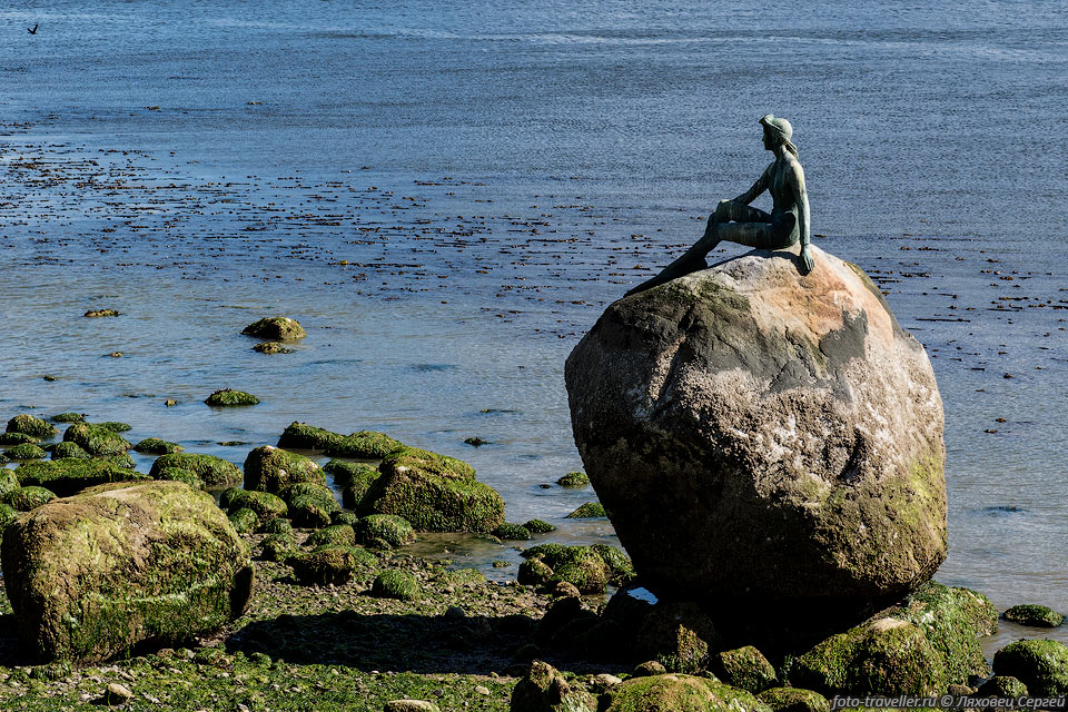 Статуя на камне во время отлива.
В прилив видна только верхушка камня со статуей.