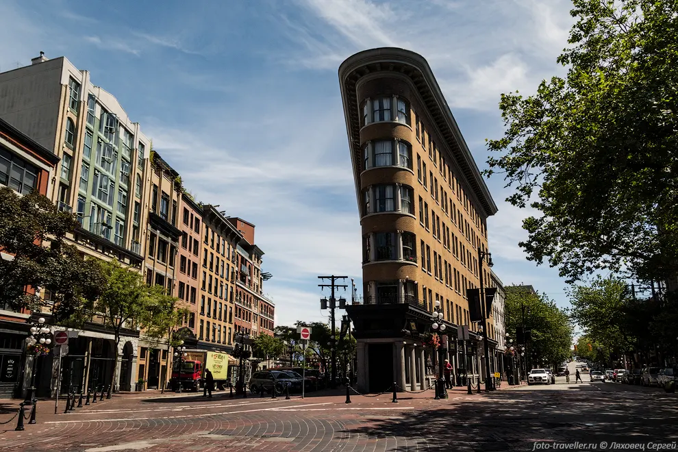 Тонкое здание в историческом районе Газтаун (Gastown)