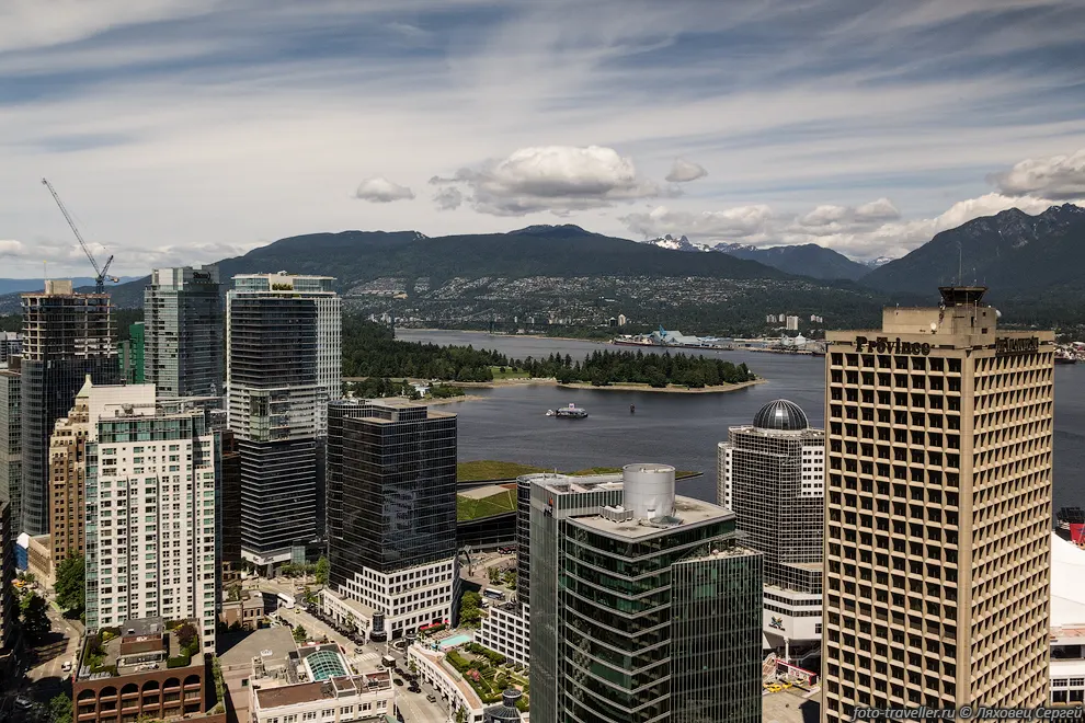 С одного из высоких зданий (Vancouver Lookout) открывается красивый
вид на город.
На него можно попасть купив входной билет.