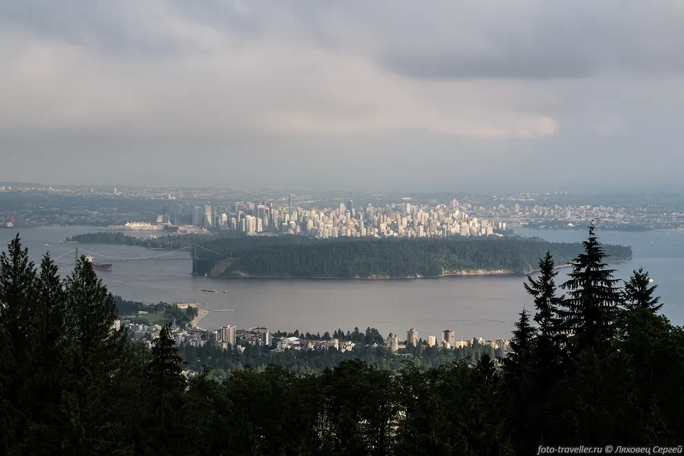 Вид на центр Ванкувера и парк Стэнли с севера, с серпантина дороги
Cypress Bowl Rd