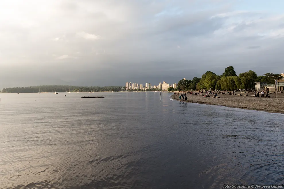 Пляж Китсилано (Kitsilano Beach) в Ванкувере.
Одно из популярных мест отдыха горожан.