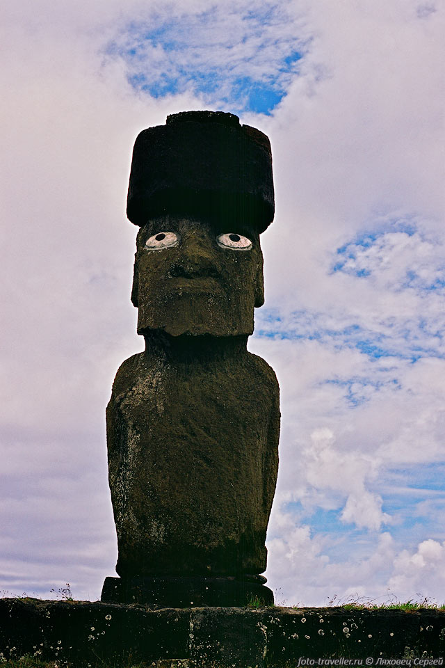 Аху Ко Те Рику (Ahu Ko Te Riku). 
Моаи весом 20 тонн с "шапкой" на голове был установлен в 690 году н.э.