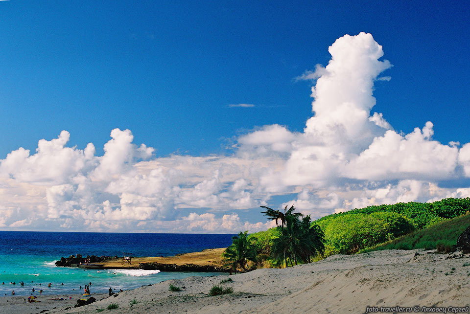 Облака-столбы стоят над пляжем Анакена.