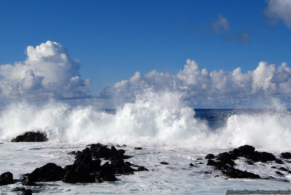 В большинстве мест судам трудно подойти к берегу.
По легенде Хоту Матуа проплыл вокруг острова, прежде чем смог причалить.