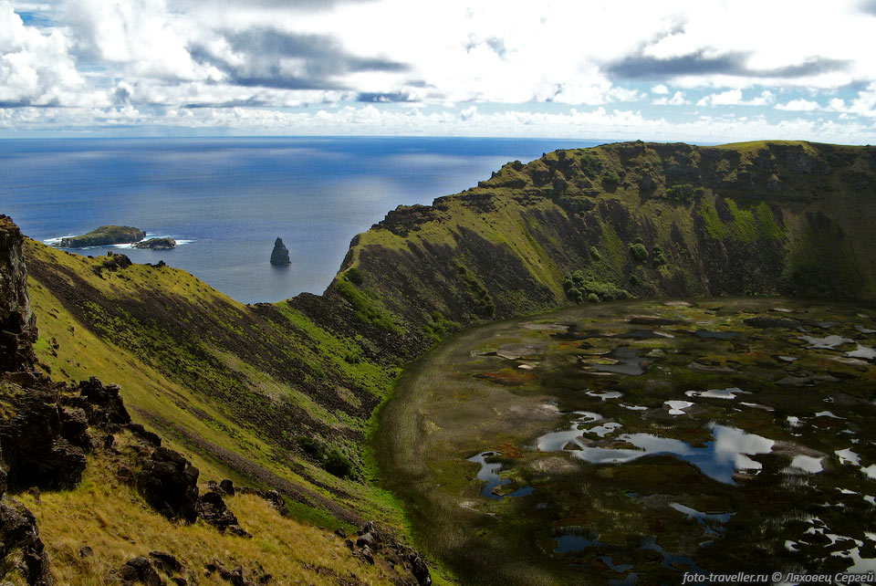 Остров Пасхи окружен маленькими островками. 
У юго-восточной оконечности острова находятся островки
Моту-Нуи (Motu Nui), Моту-Ити (Motu Iti), Моту-Као-Као (Motu Kao Kao).