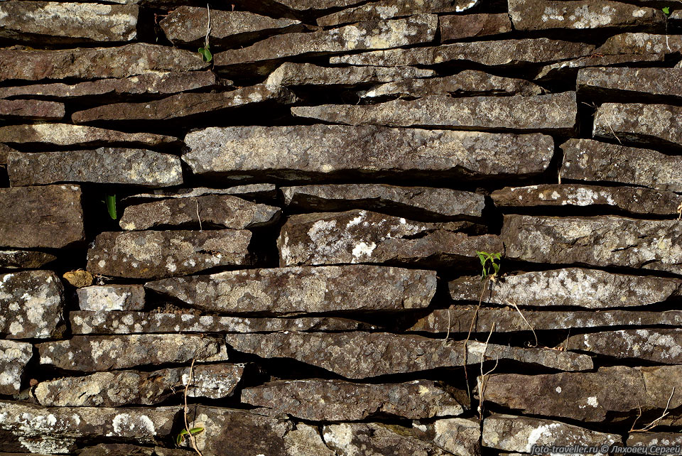 Кладка стены в деревне Оронго.