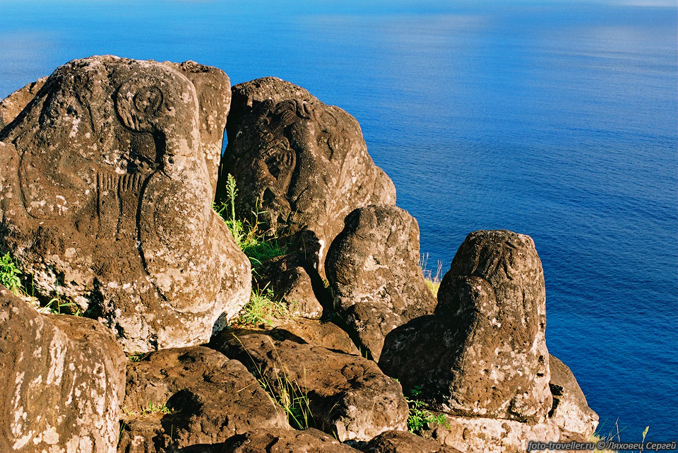Остров Пасхи это единственный остров в Тихом океане, 
на котором была разработана собственная система письменности - ронго-ронго. 