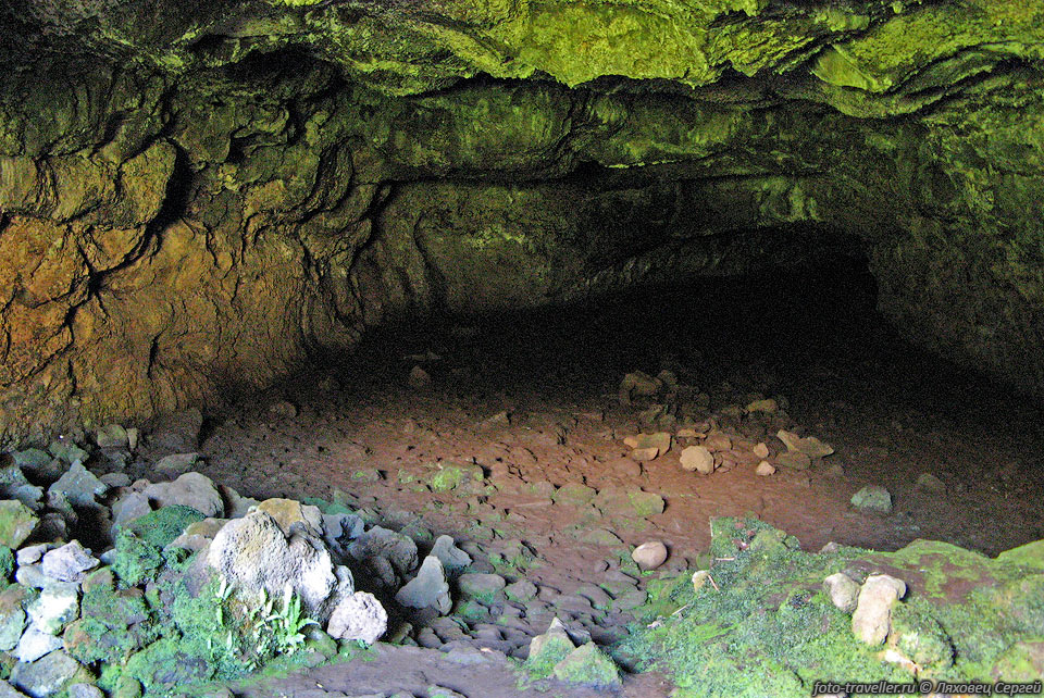 Третий, самый длинный ход пещеры Ана Те Паху, идет в южном направлении 
и имеет примерно 200 м длины.
На полу есть лужицы с водой, довольно влажно. 