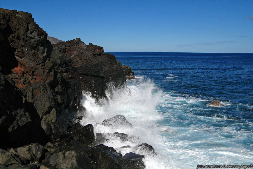 Скалы вдоль берега сформированы под воздействием постоянно бьющихся 
о них волн