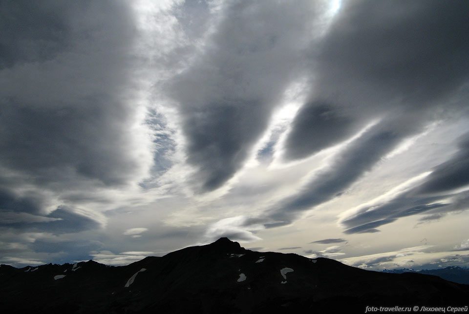 Стрелы облаков.
Гора Робало (Cerro Robalo, 912 м).