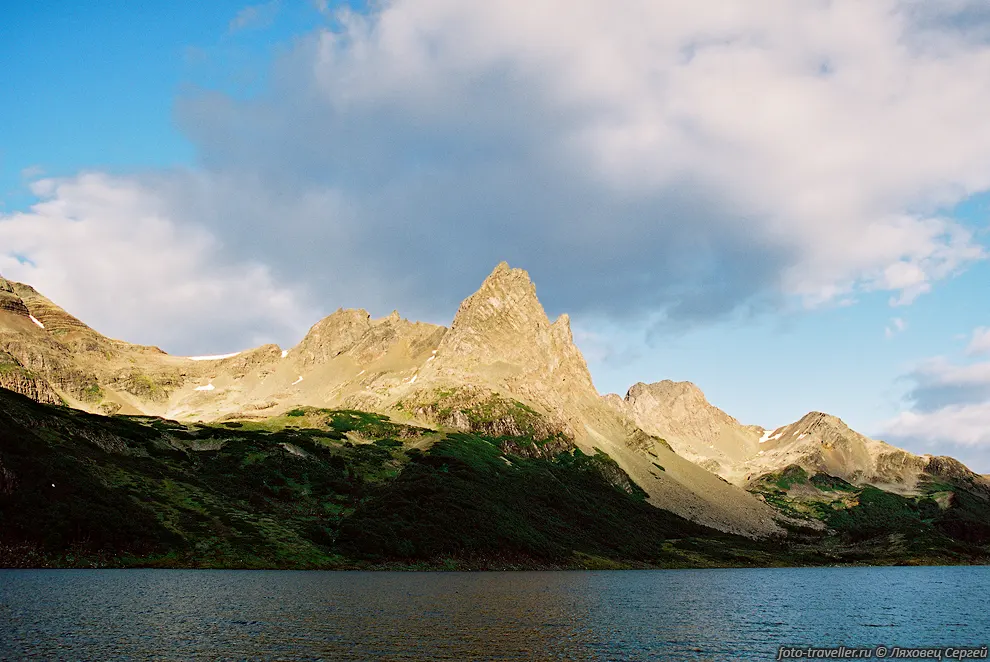 Гора Клем (Cerro Clem, 890 м) стоит над озером Мартильо