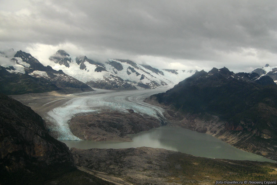 Извилистые ледники несут айсберги в озера и фьорды.