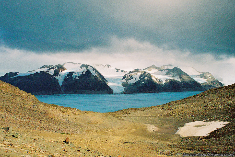 Гора Сентинелиа (Cerro Centinelia) над ледником Грей (Glaciar 
Gray).
Вид с перевала Джон Гарднер (Paso John Garner, 1241 м).