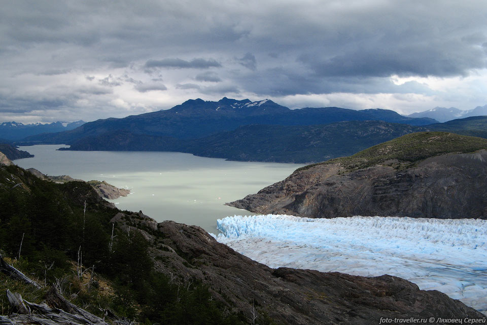 Глыбы льда регулярно откалываются от ледника и с грохотом падают 
в воду.
Звук слышен за несколько километров от ледника.