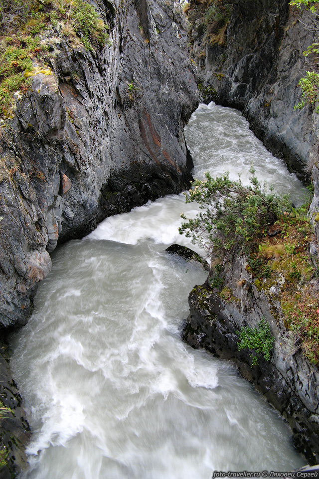 Бурная река Ольгин (Rio Olguin) течет в узком каньоне