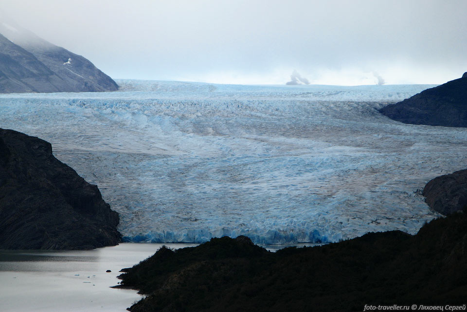 Ледник Грей спускается с высоты 2344 метров 
до глади озера, расположенного на высоте 100 метров