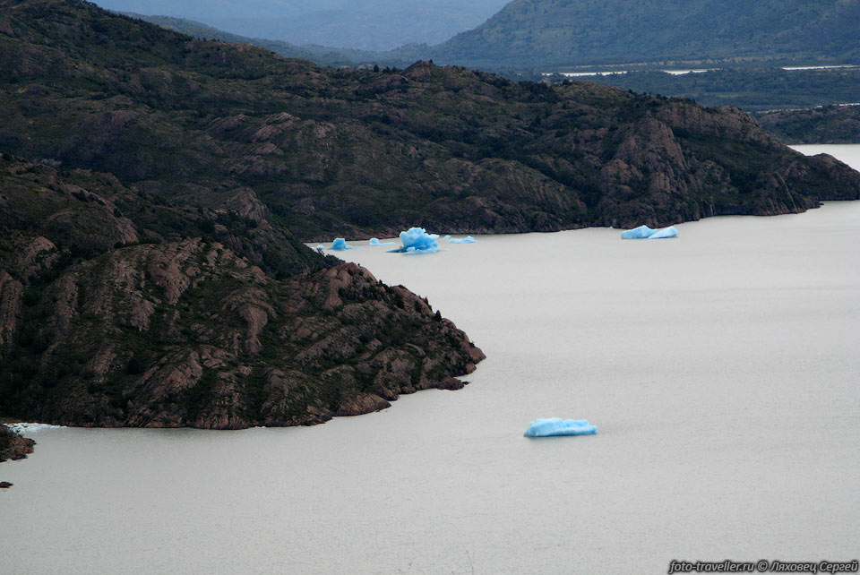 Синие айсберги в озере Грей