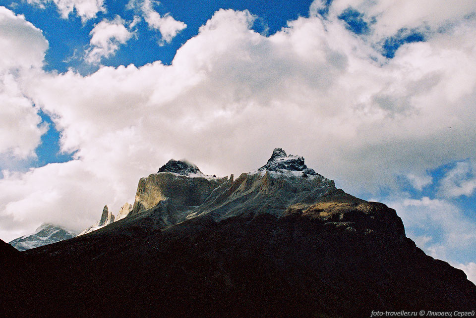 Гора Куэрно Норте (Cerro Cuerno Norte, 2400 м) и Куэрно Принсипаль 
(Cuerno Principal).
Названия переводятся как "Северный рог" и "Главный рог".