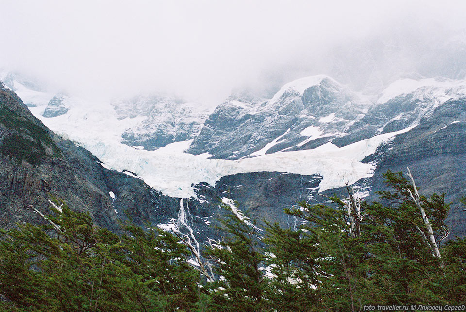 Ледник Франсес (Glaciar Frances) находится в
долине Франсес (Valle del Frances, French Valley)