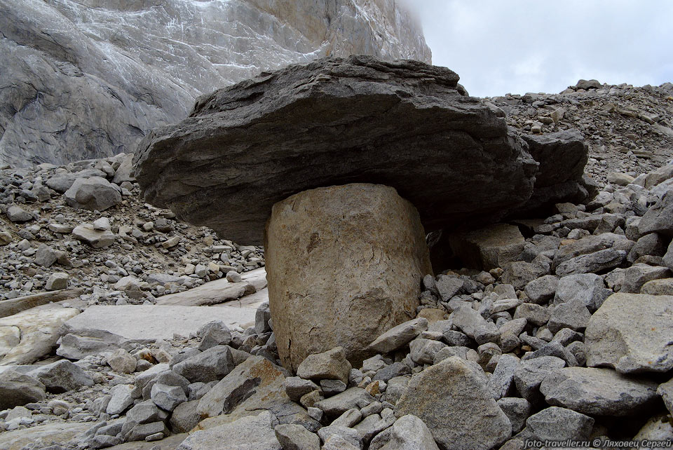 Каменный гриб у подножья горы Серро Форталеза (Cerro Fortaleza).

Название горы в переводе означает "Крепость".