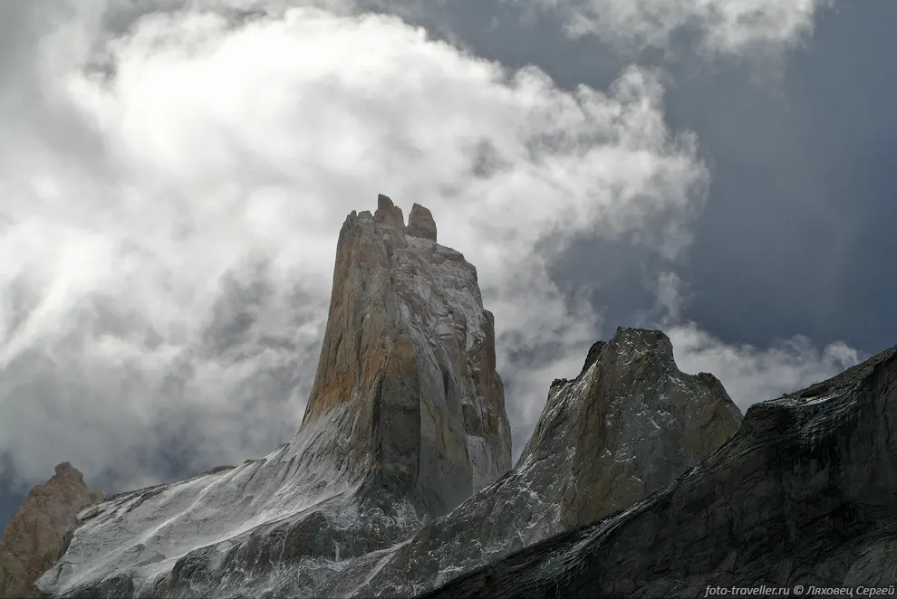 Одна из трех основных гранитных башен - Торре Южная (Torre Sur,
Torre de Agostini, 2850 м).
Вид с запада.
